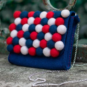 Boho Wolle Umhängetasche - Blaue Filz Schultertasche mit Wollperlen, handgefertigtes Geburtstagsgeschenk für ihre Mutter, einzigartige Boho Style Tasche für Frauen