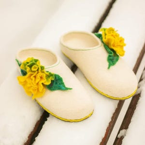 Gevilte wollen pantoffels met bloem: handgemaakte leren zool thuisschoenen