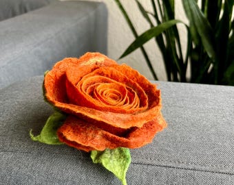 Ręcznie robiona broszka z filcu z wełny merynosów w kształcie róży: boho floral pin