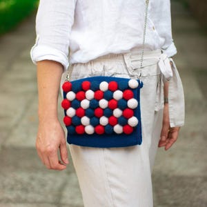 Schicke handgemachte Filz Crossbody mit Wollperlen Akzenten Original Schultertasche Boho Stil Einzigartiges Design Geburtstag Muttertagsgeschenk für ihre Mutter