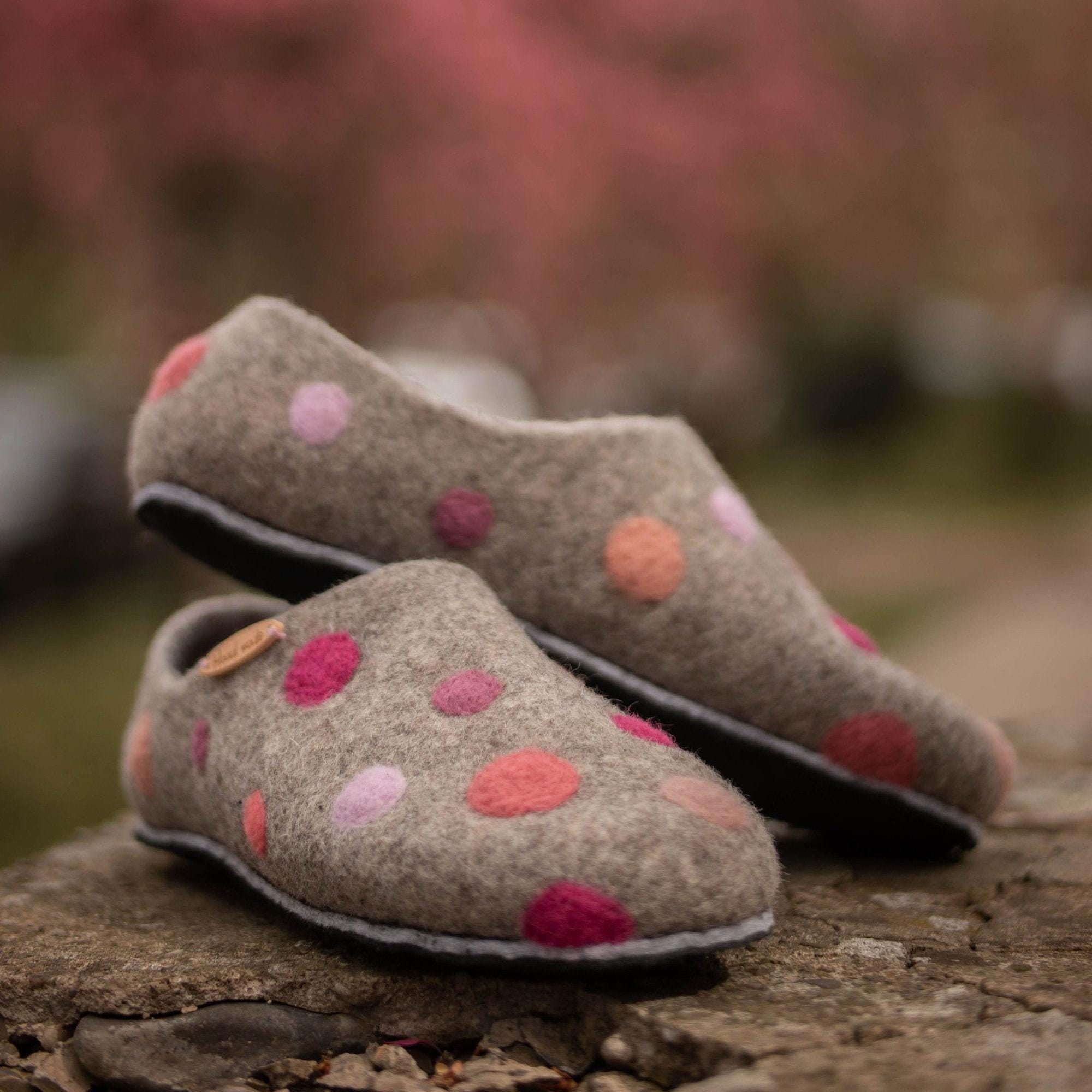 Grey Wool Felted Slippers with Pink Polka Dots – Women’s Handmade Eco-Friendly Indoor Shoes Birthday gift for her mom Indoor footwear