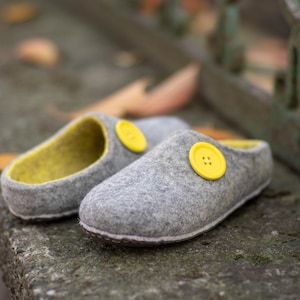 Gevilte wollen pantoffels: handgemaakte, knusse indoorschoenen met gele knoop