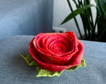Broszka z różą z filcu z wełny merynosów w kolorze czerwonym: boho kwiatowy broszka