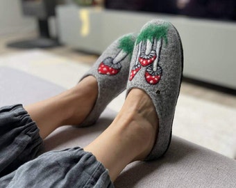 Lindas zapatillas acogedoras con encanto Zapatillas de lana de fieltro - calzado elegante y cómodo para el hogar Zapatos cómodos y cálidos hechos a mano Idea de regalo única Regalo para mujeres