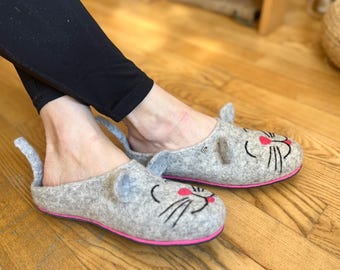 Handmade Felted Wool Cat Slippers: Cozy Women's Home Shoes