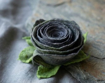 Ręcznie robiona broszka z filcu z wełny merynosów w kształcie róży: boho floral pin