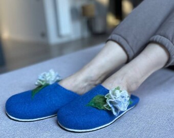 Zapatillas de fieltro de lana azul hechas a mano con flor blanca - Acogedores y lindos zapatos cómodos y cómodos hechos a mano Calzado de casa interior personalizado para mujer