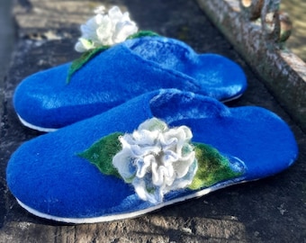 Weiß geblümte blaue Wolle Hausschuhe - einzigartig und charmant Warme bequeme handgemachte Schuhe Frauen kundenspezifische Schuhe Innen Haus Haus Schuhe bequem Eco