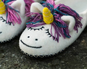 Childrens slippers Animal slippers Baby shoes Birthday gift Cute slippers Fuzzy slippers Gift for daughter Handmade gift Unicorn White Cozy