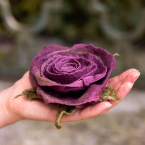 Filz Blumen Brosche - Lila Wolle Rose - Sommer Boho Accessoire - Handgemachte Taschennadel - Geburtstagsgeschenk für Sie