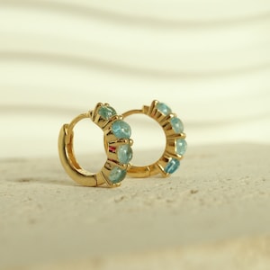 Natürliche Aquamarin Sterling Silber Zierlich Einfache Huggie Creolen, Blaue Kristall Edelstein Creolen, Gold März Birthstone Schmuck Geschenk für Sie