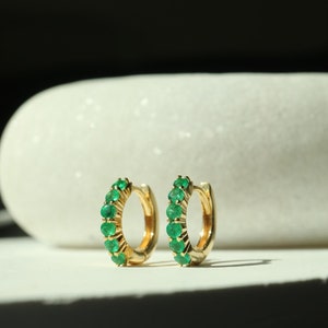 Delicati orecchini a cerchio in argento con smeraldo naturale, pietra portafortuna di maggio, gioielli unici con cristallo verde, regali per la mamma, orecchini a cerchio in oro