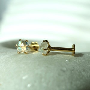 Clous d'oreilles cartilage en argent labret taille rose avec pierre de lune naturelle, clous délicats en or 14 carats filetés à l'intérieur, boucles d'oreilles à vis en cristal à l'arrière plat