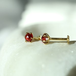Brinco de cartilagem plana de prata granada natural, delicados pinos de ouro 14K com rosca interna, joia de cristal - pedra do mês de janeiro