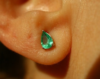 Boucles d'oreilles en argent sterling émeraude naturelle, bijoux de pierre de naissance vert émeraude de Zambie, jolis clous d'oreilles minimalistes en cristal de pierres précieuses en or 14 carats