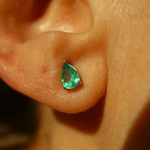 Orecchini a bottone in argento sterling con smeraldo naturale, gioielli con pietra portafortuna di maggio con smeraldo verde dello Zambia, orecchini a bottone minimalisti in oro 14K con pietre preziose carine e cristalli