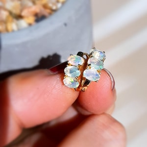 Feueropal Gold Huggie Hoop Leverback Minimalist Zierliche Ohrringe, äthiopischer Opal Edelstein Oktober Birthstone Silber Schmuck, Geschenk für Mama Sie