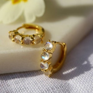 Mondstein Silber Huggie Hoop Zierliche Minimalistische Ohrringe, Regenbogen Cabochon Mondstein Kristall Juni Birthstone Schmuck, Geschenk für Freund Mama
