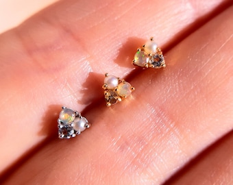 Boucles d'oreilles en argent sterling avec perle d'opale, petits clous en or 14 carats de cartilage hélicoïdal minimaliste délicat, bijoux en opale de feu de pierre de naissance