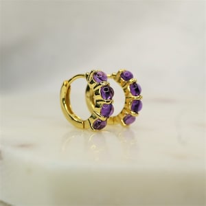 Natürliche Amethyst Sterling Silber Huggie Hoop Edelstein Einzigartige Ohrringe, Februar Birthstone Boho Dainty Kristall Gold Schmuck Geschenk für ihre Mutter