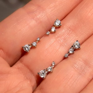 Pendientes de plata con diseño de trepador, pequeños pendientes de oro con forma de oreja de trepador, pendientes minimalistas delicados con forma de racimo, pendientes pequeños individuales para cartílago de hélice, regalos para ella