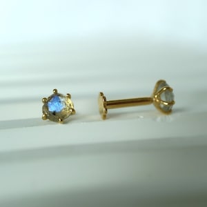 Clous d'oreilles en argent labret taille rose labradorite, pierres précieuses naturelles 14 kg, boucles d'oreilles fines filetées à l'intérieur en or, vis en cristal à l'arrière plat