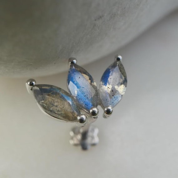 ラブラドライトシルバートラガスピアス、フラットバックラブレット14K