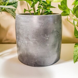Handgjord cementkruka i träkol, 13 cm