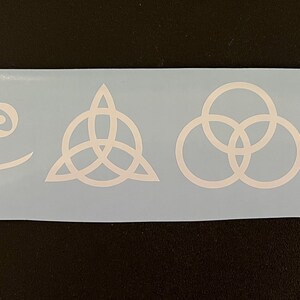 Może przedstawiać: Biała naklejka winylowa z czterema symbolami: "Zoso", tr&oacute;jkątem z k&oacute;łkiem w środku, trzema splecionymi k&oacute;łkami i k&oacute;łkiem z pi&oacute;rem w środku. Symbole te są często kojarzone z zespołem rockowym Led Zeppelin.