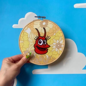 PINCHY - Arte de pared con bastidor de bordado floral de Los Simpsons