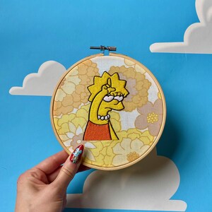 LISA LOSER - Arte mural con bastidor de bordado floral de Los Simpsons