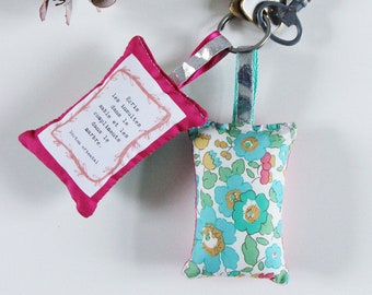 Porte Clés Citation, Citation Inspirante, Positive, Bonheur, Tissu Liberty Betsy, Crémaillère, Clefs, Porte-Clés Coussin, Proverbe Oriental