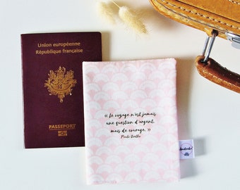 Protège-Passeport, Citation Inspirante, Rose, Cadeau Globe Trotteur, Accessoire Voyage