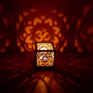 OM Lotus Blume aus Holz Teelicht Schatten Laterne Kerzenhalter/Hinduistische buddhistische Mandala New Age Heilige Geometrie Laterne