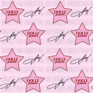 Puede incluir: Un fondo rosa con un patrón repetido de estrellas rojas con el texto "DOLLY forever" en su interior. Las estrellas tienen un contorno blanco y un borde rojo cosido. El texto "Dolly" está escrito en cursiva negra en todo el patrón.