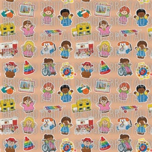 Op de afbeelding: Een herhalend patroon van vintage speelgoedillustraties op een perzikachtergrond. Het speelgoed omvat poppen, huizen, een xylofoon, een telefoon, een boerderij, een vliegtuig, een rolstoel en een draaiend speelgoed.