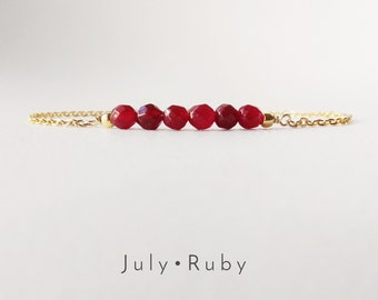 Pulsera con piedra natal de julio, pulsera con barra de rubí, pulsera delicada con cuentas, regalo de cumpleaños minimalista, joyería para dama de honor, plata de ley, chapada en oro de 14 k