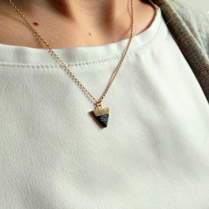Schwarze Dreieck Halskette - Geometrische Halskette - Layering Halskette - Howlith Stein Halskette - Minimalistischer Schmuck - 14k Gold Filled - Zierliches Geschenk