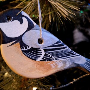 Keramik Tannenmeise hängend gefädelt Ornament
