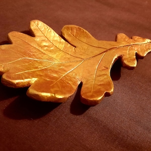 Plato de decoración de hoja de roble dorado de cerámica