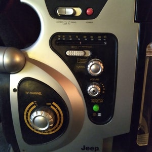 Télé Portable Jeep JXLTV Pour Pièces - Avec Lampe Torche, Radio AM/FM/Weatherband, Ne Fonctionne Pas