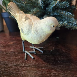 Urocza żółta figurka ptaka, figurka ptaka, ceramika w stylu vintage, figurka ptaka w stylu rustykalnym, wiejskim, boho, naturalna, figurki ptaków