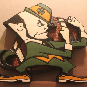 BENUTZERDEFINIERTES MASKOTTCHEN ZEICHEN | Abitur Geschenk | Alumni Geschenk | handgeschnitzte Zeichen | handgemachte Schilder | geschnitztes Holzschild | Team Zeichen | Fußball Zeichen