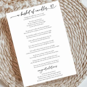 Può includere: Un foglio di carta bianco con il testo "a basket of candles" e una poesia sulle candele per una coppia. La carta è su una superficie beige intrecciata. La parola "congratulazioni" è scritta.