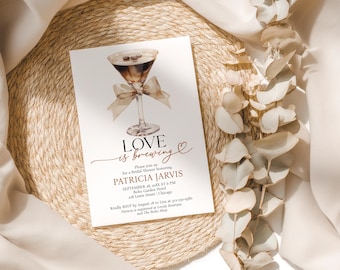 Invitación para despedida de soltera con martini espresso "Love Is Brewing", editable e imprimible, para brunch con temática de café