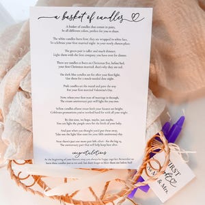 Puede incluir: Una cesta de velas con un poema impreso en una tarjeta blanca. La tarjeta está atada con hilo y incluye una etiqueta que dice "First Night" y "As Mr. & Mrs." Se ven dos velas moradas. El fondo es de un color suave y neutro.