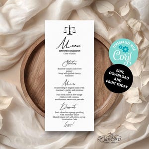 Op de afbeelding: Een afdrukbare menu-sjabloon voor een afstudeerfeest. Het menu bevat een zwart-wit icoon van een weegschaal, de tekst "Menu" en de naam "Jennifer Hamilton" met de tekst "Klas van 202x". Het menu bevat voorgerechten, hoofdgerechten en desserts.