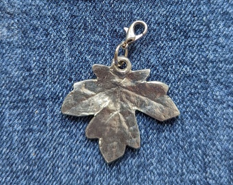 Pewter Field Maple leaf keyring / keychain or zipper charm