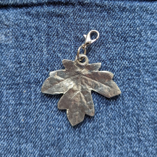 Pewter Field Maple leaf keyring / keychain or zipper charm