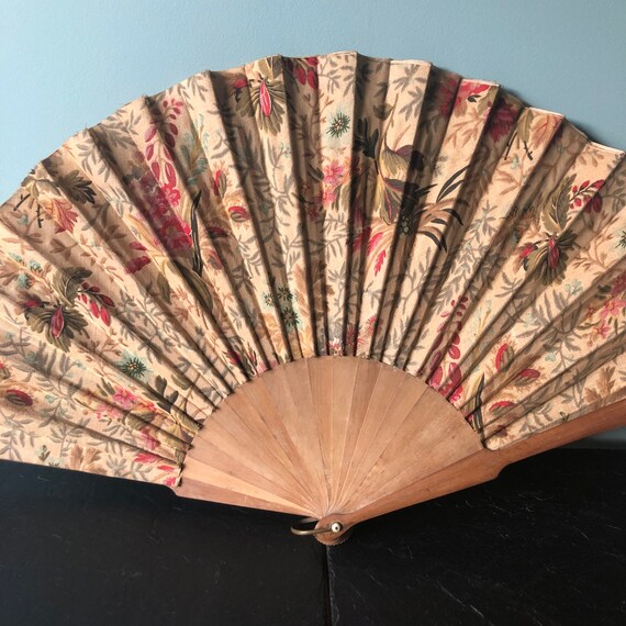 Vintage hand fan. ‘William Morris’ Large hand fan.